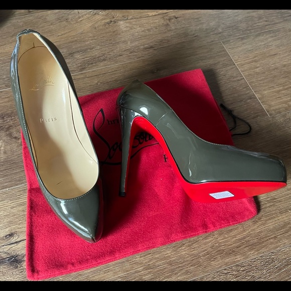 CHRISTIAN LOUBOUTIN-AUTHENTIC, Brand New Green Patent Leather Pumps - Picture 5 of 13
